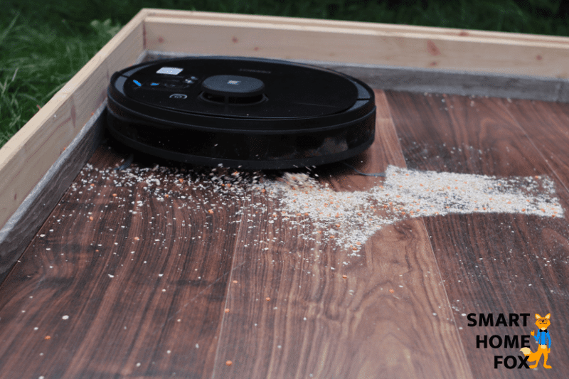 Deebot Ozmo 950 saugt Haferflocken auf dem Hartboden